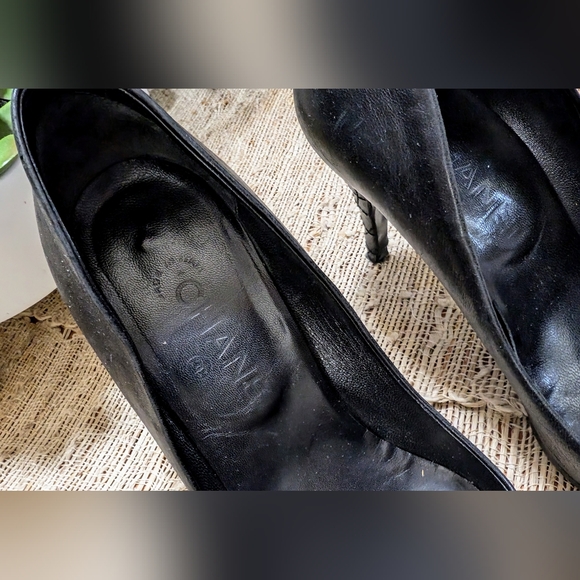 CHANEL • Quilted Leather Vintage Pumps in Black - Picture 5 of 8